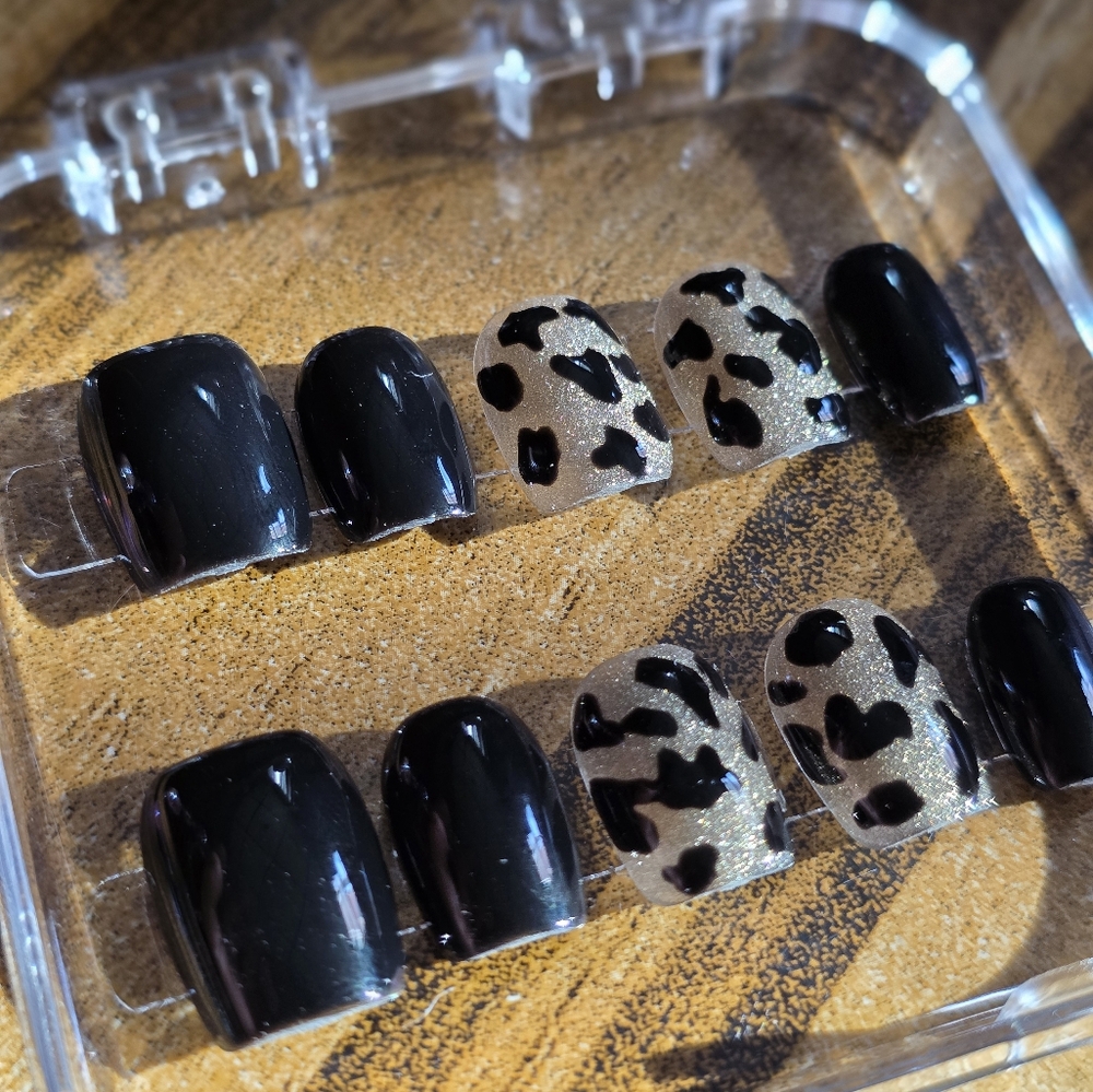 32. Black and Glitter Leopard Press-On Nails